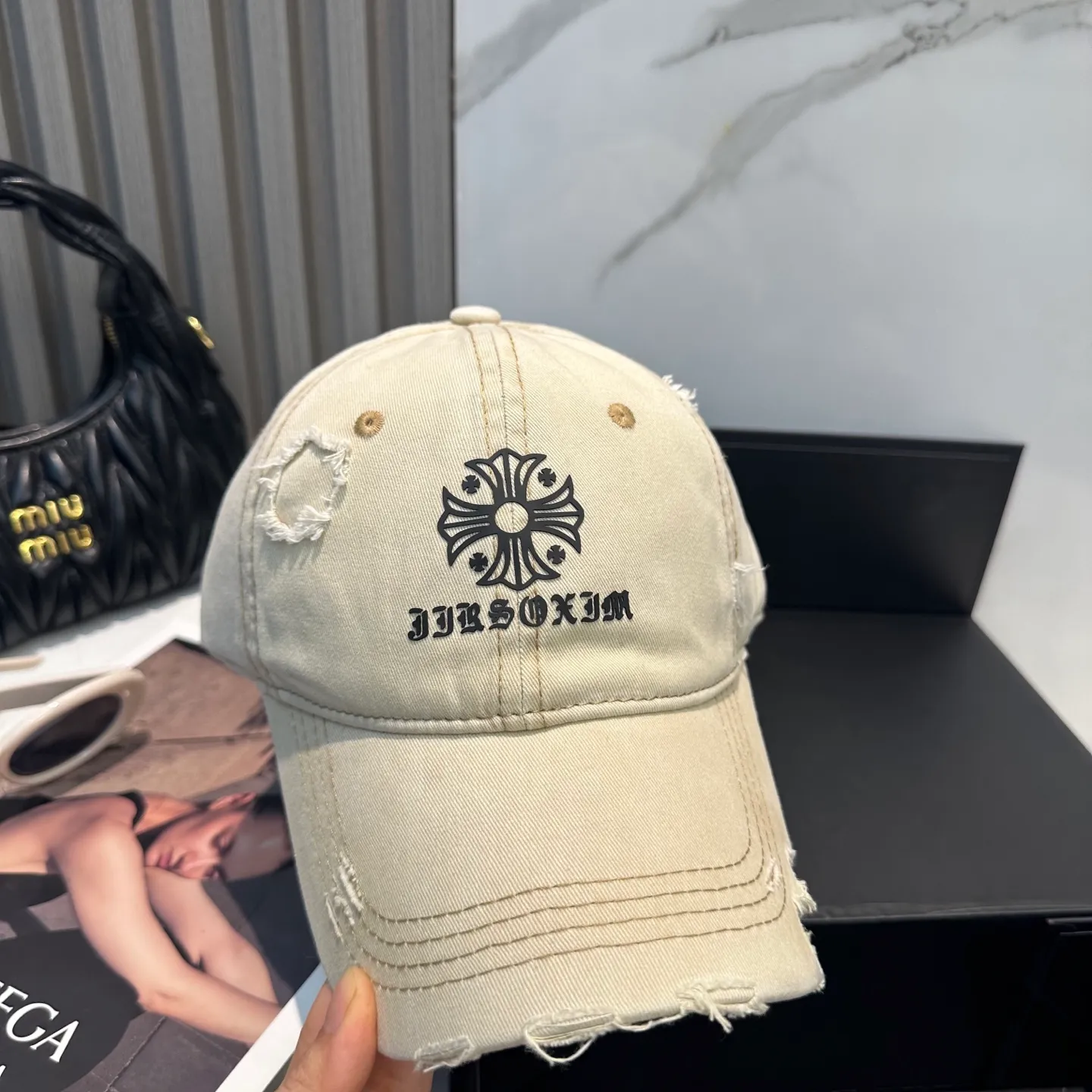 P70 Crow Heart 🆕🆕25 new baseball cap, stylish and classic cross logo, casual with a cool feeling, unisex style, same style for men and women! Very easy to match! Head circumference: 56-58cm is available